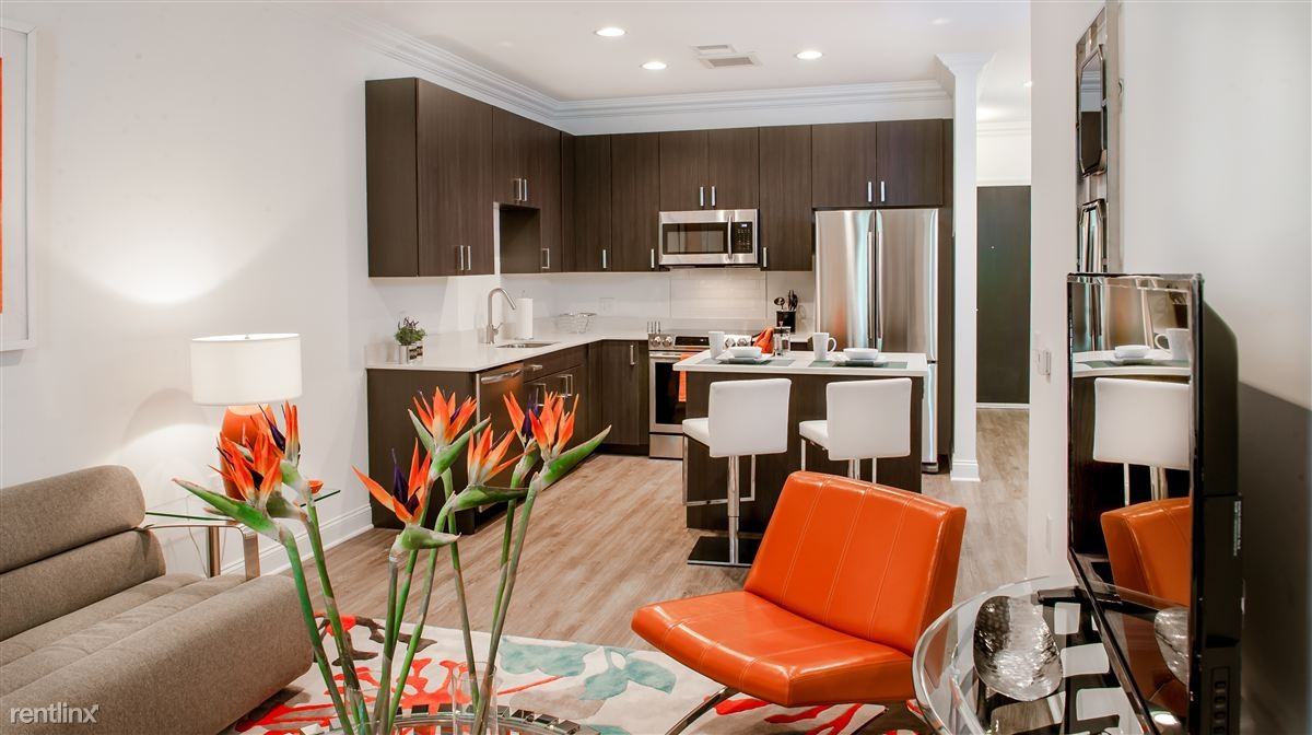 Metro 121 - Photo 2 of 9