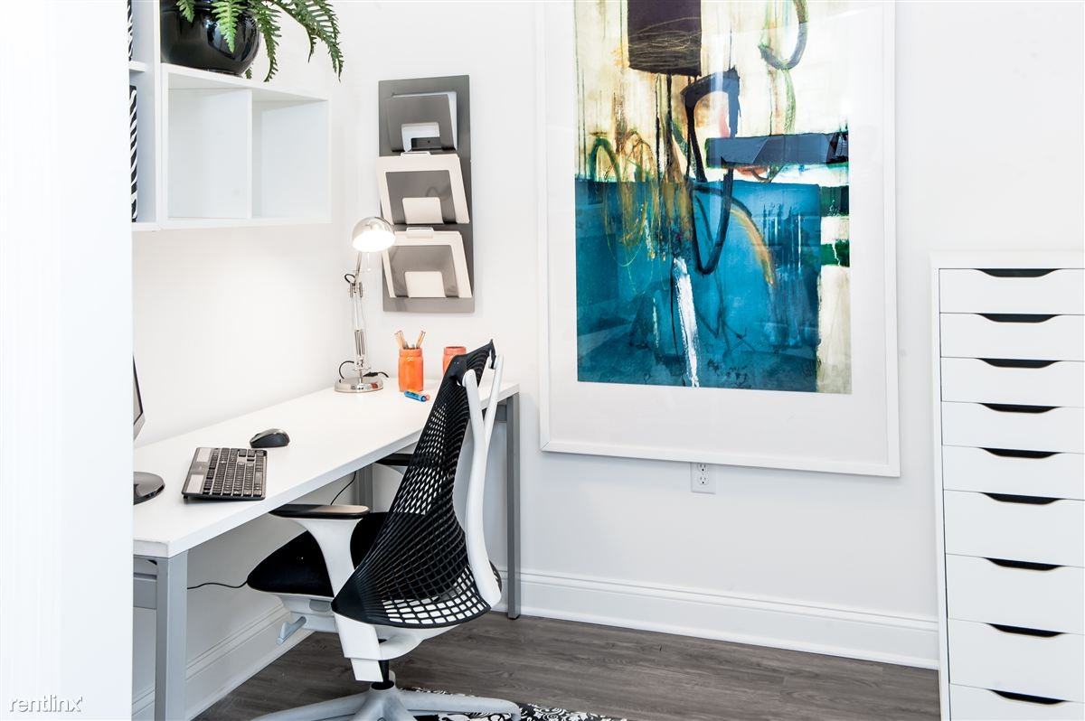 Metro 121 - Photo 3 of 9