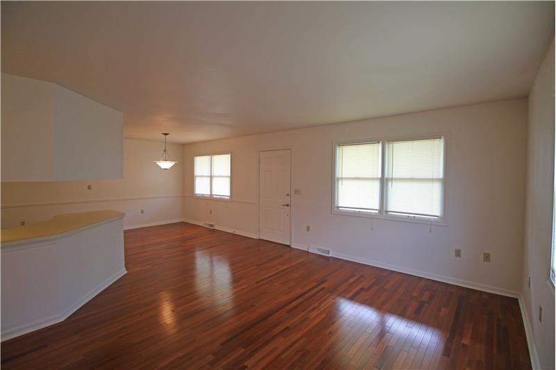 1390 Woodridge Dr - Photo 3 of 25