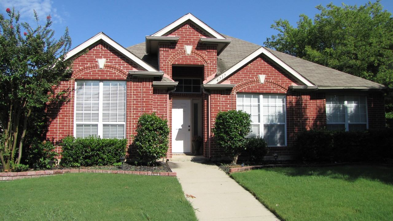 4717 Park Bend Dr - Photo 2 of 10