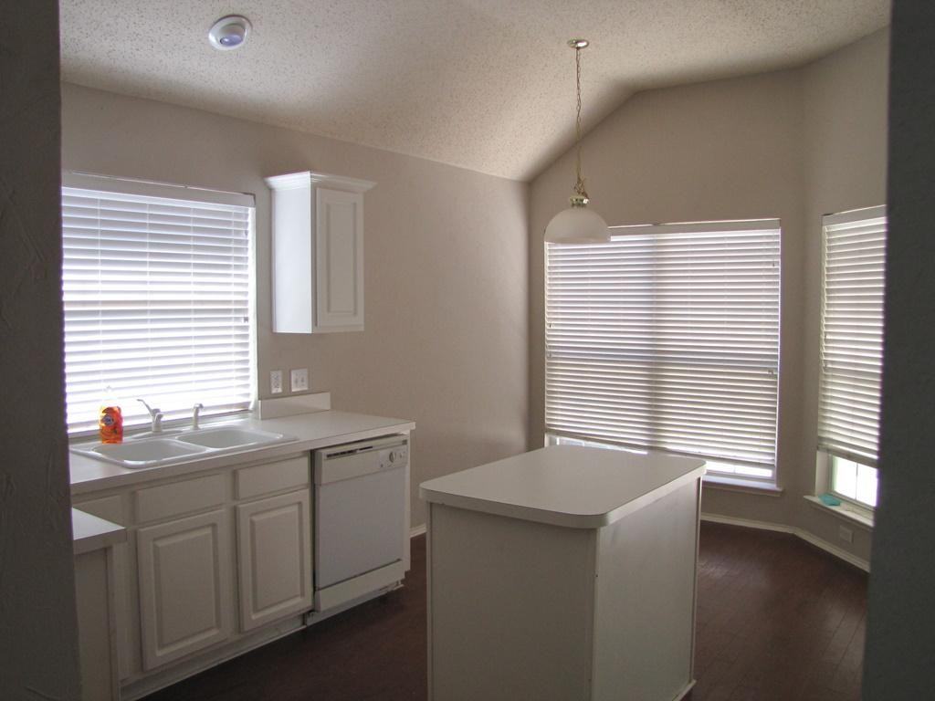 4717 Park Bend Dr - Photo 3 of 10