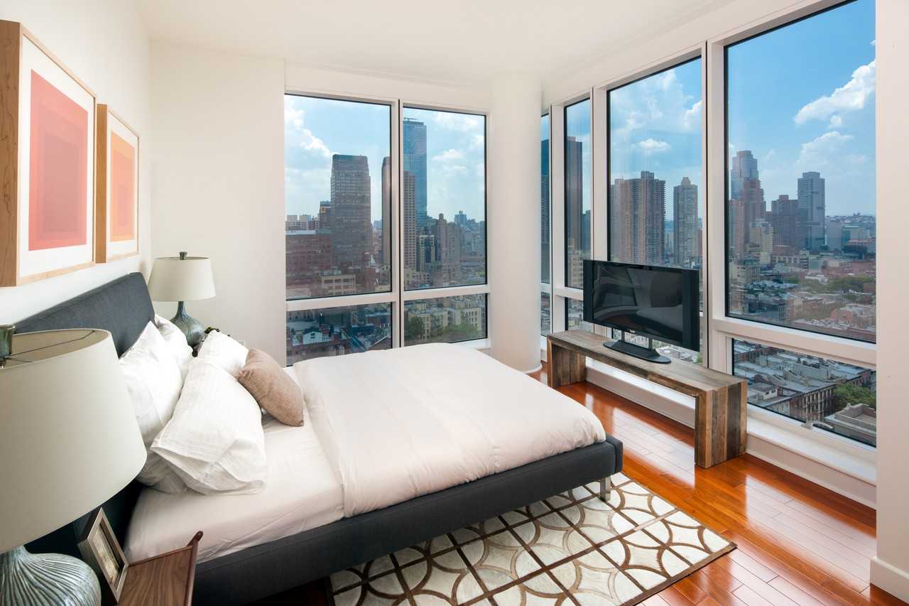 306 West 48th Street - Photo 2 of 8
