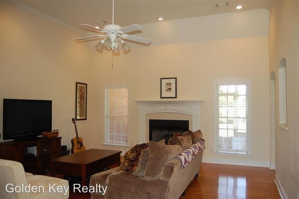 105 Arbor Ln - Photo 3 of 24