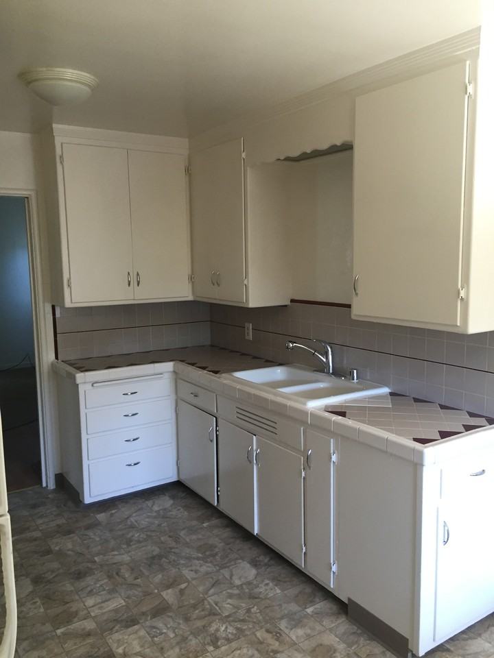 8515 Bancroft Ave - Photo 3 of 10