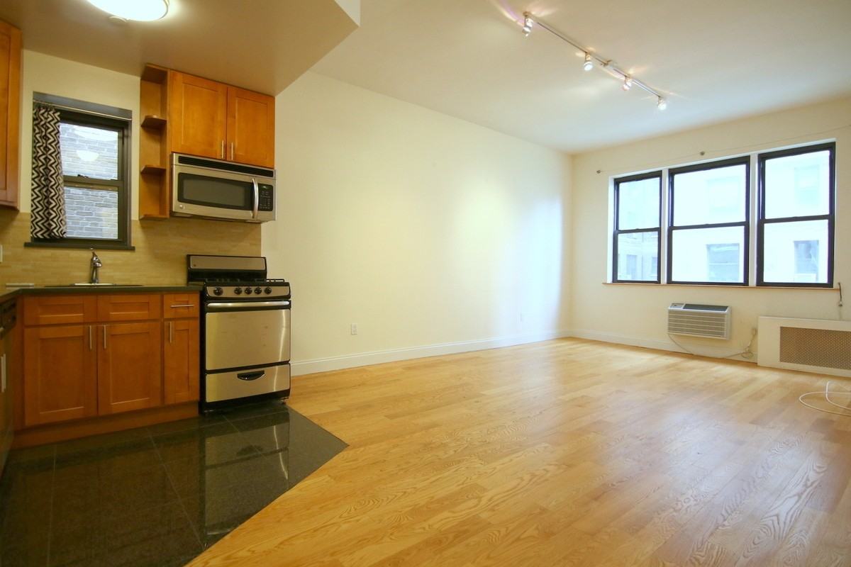 Broadway & W 105th St