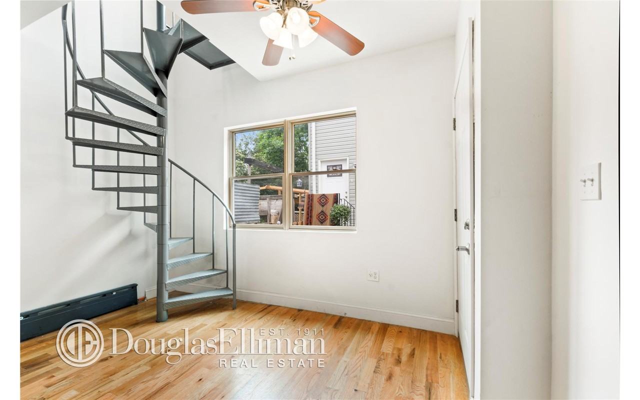 395 Van Brunt St #1R - Photo 3 of 4