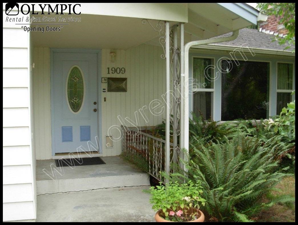 1909 Prospect Ave NE - Photo 2 of 14