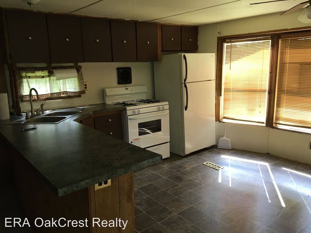 1555 Fairfax Pike - Photo 3 of 6