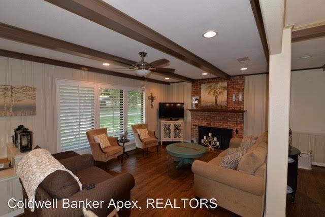 6445 Glennox Ln - Photo 2 of 6