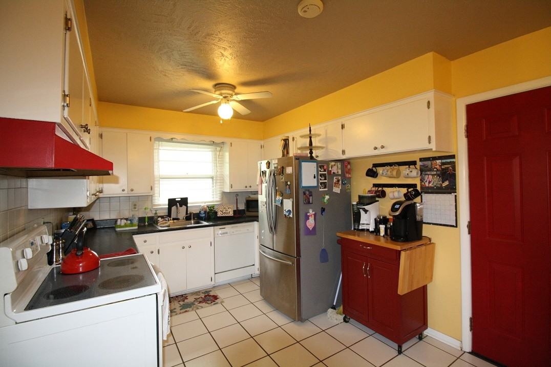 3336 Eastman Dr - Photo 2 of 18