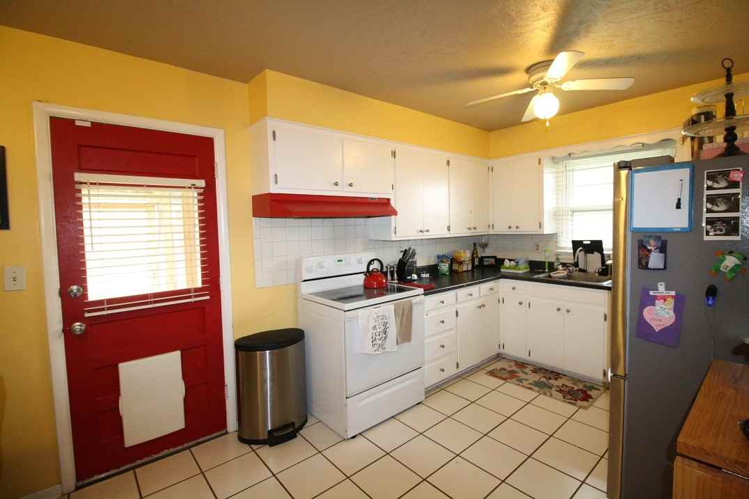 3336 Eastman Dr - Photo 3 of 18