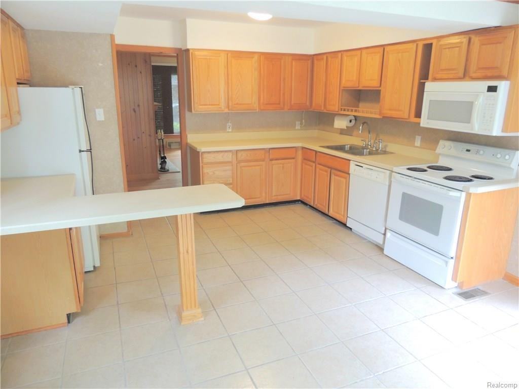 15600 Birwood Ave - Photo 3 of 11