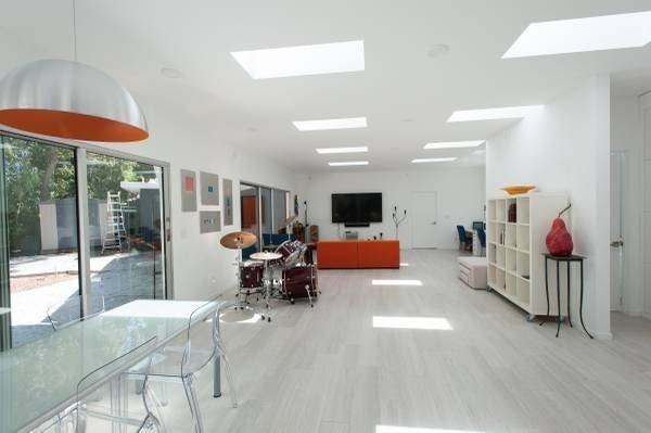 821 Thornwood Dr - Photo 2 of 17