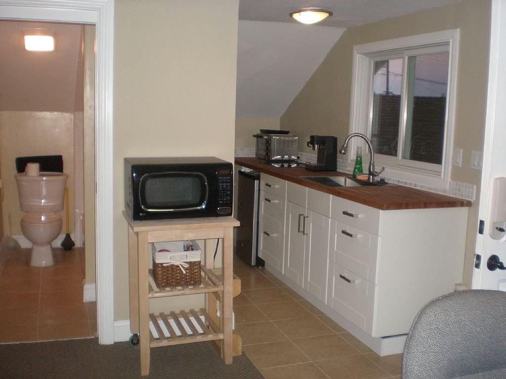 1761 Pilgrim Ave - Photo 2 of 23