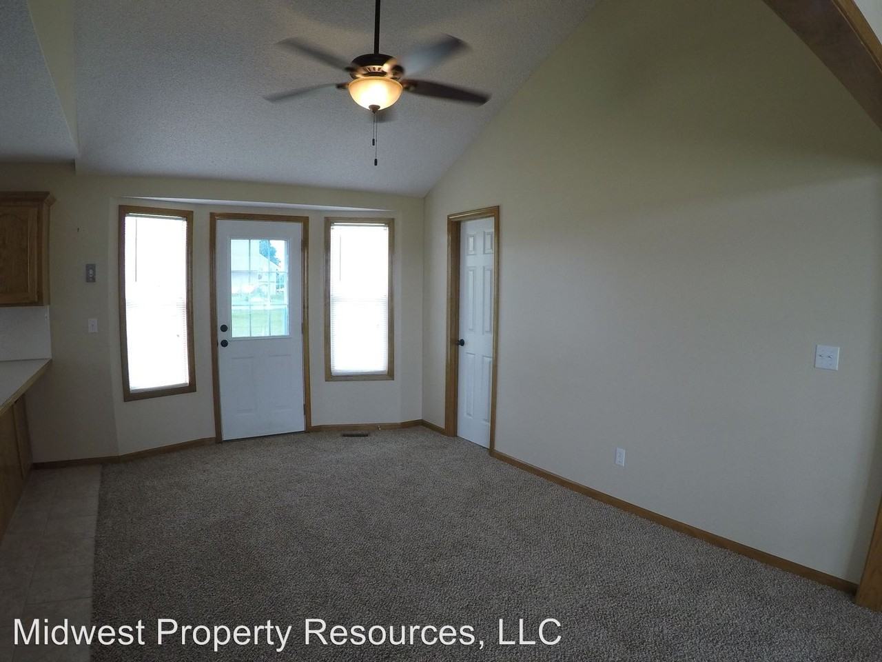 1207 Aspen Dr - Photo 3 of 19