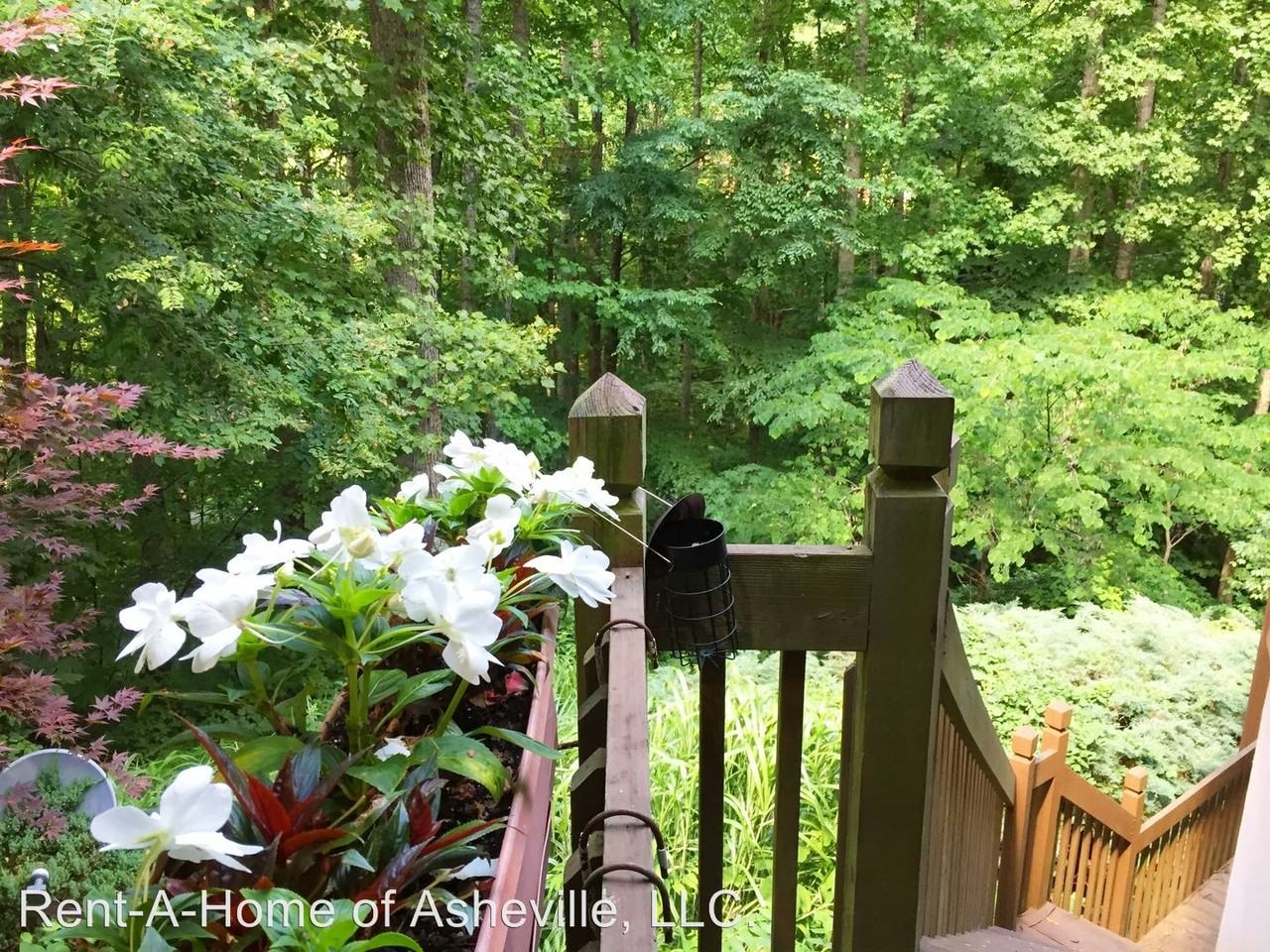 132 Carriage Dr - Photo 2 of 11
