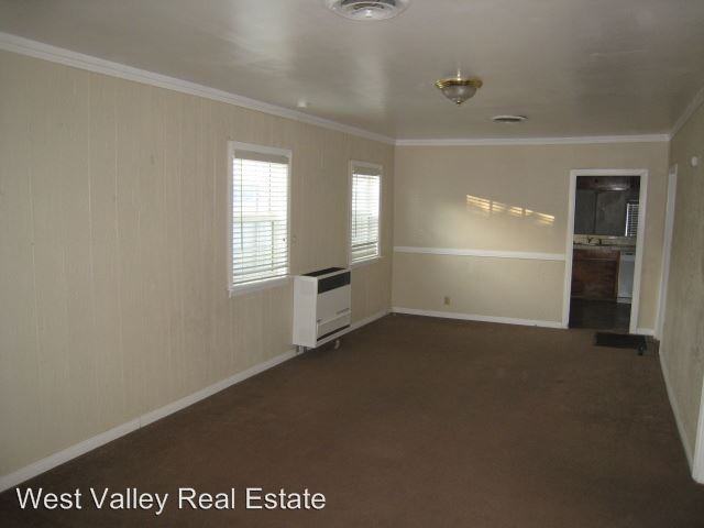 326 E St - Photo 2 of 14