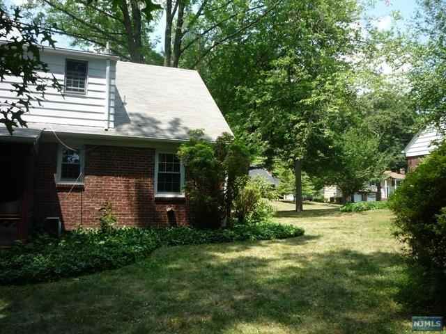 83 2nd St - Photo 3 of 12