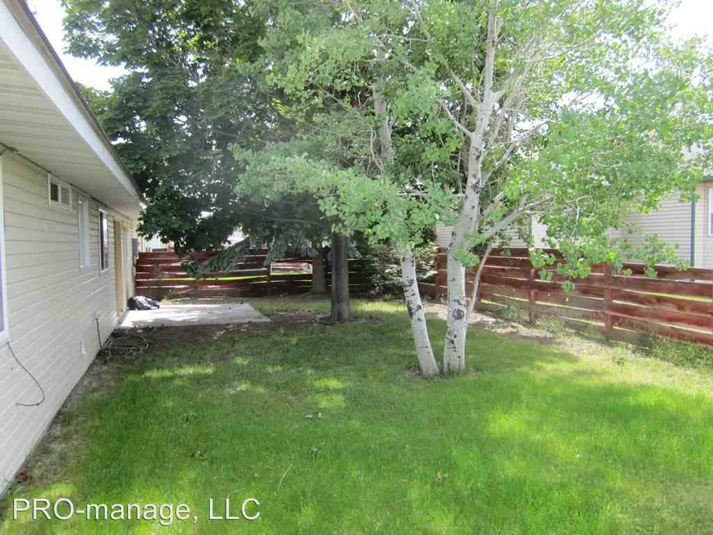 815 Lilac St - Photo 2 of 11