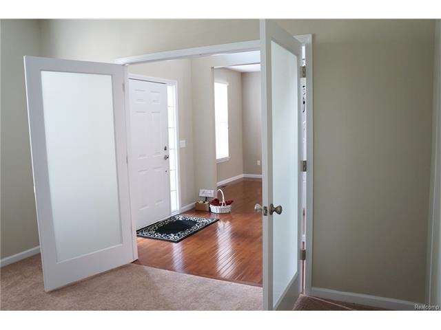 699 Bay Pointe Dr - Photo 2 of 17