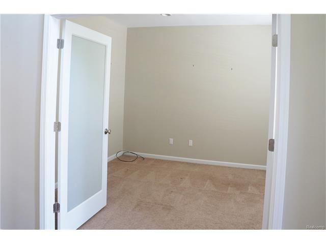 699 Bay Pointe Dr - Photo 3 of 17