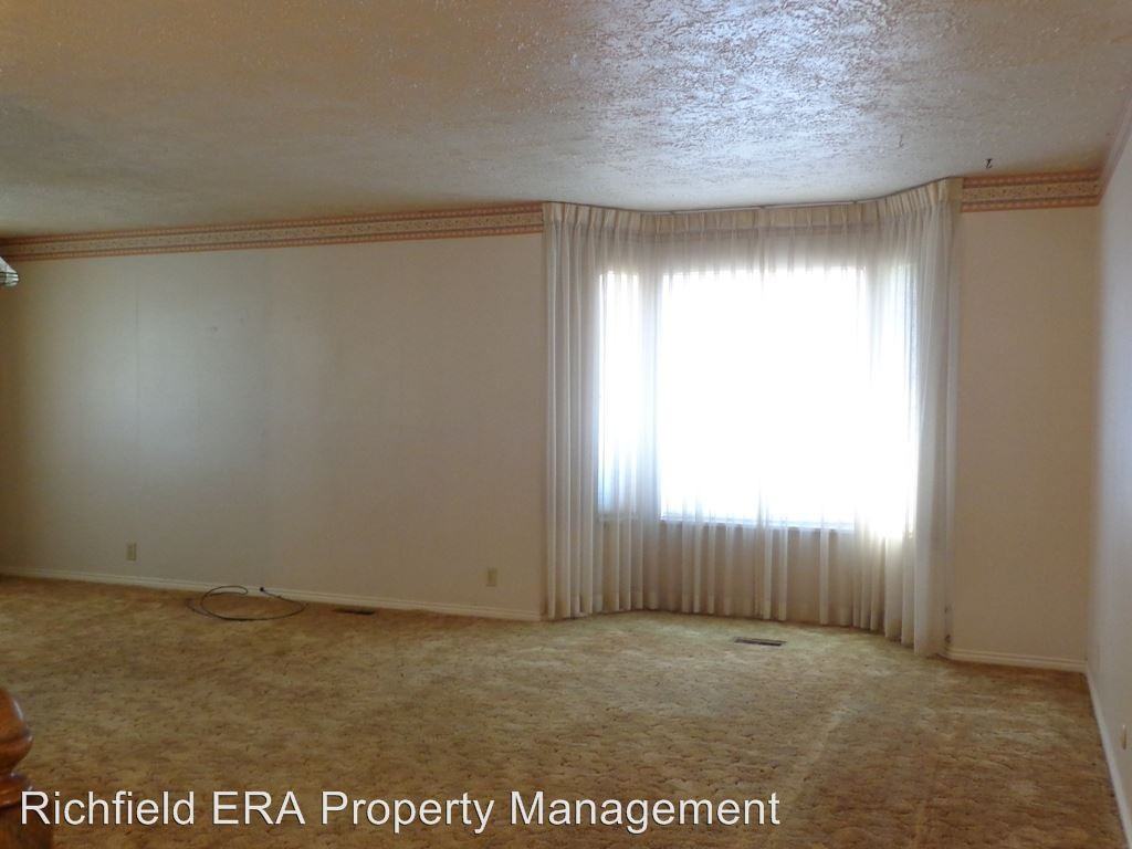 712 Crestview Dr - Photo 2 of 13