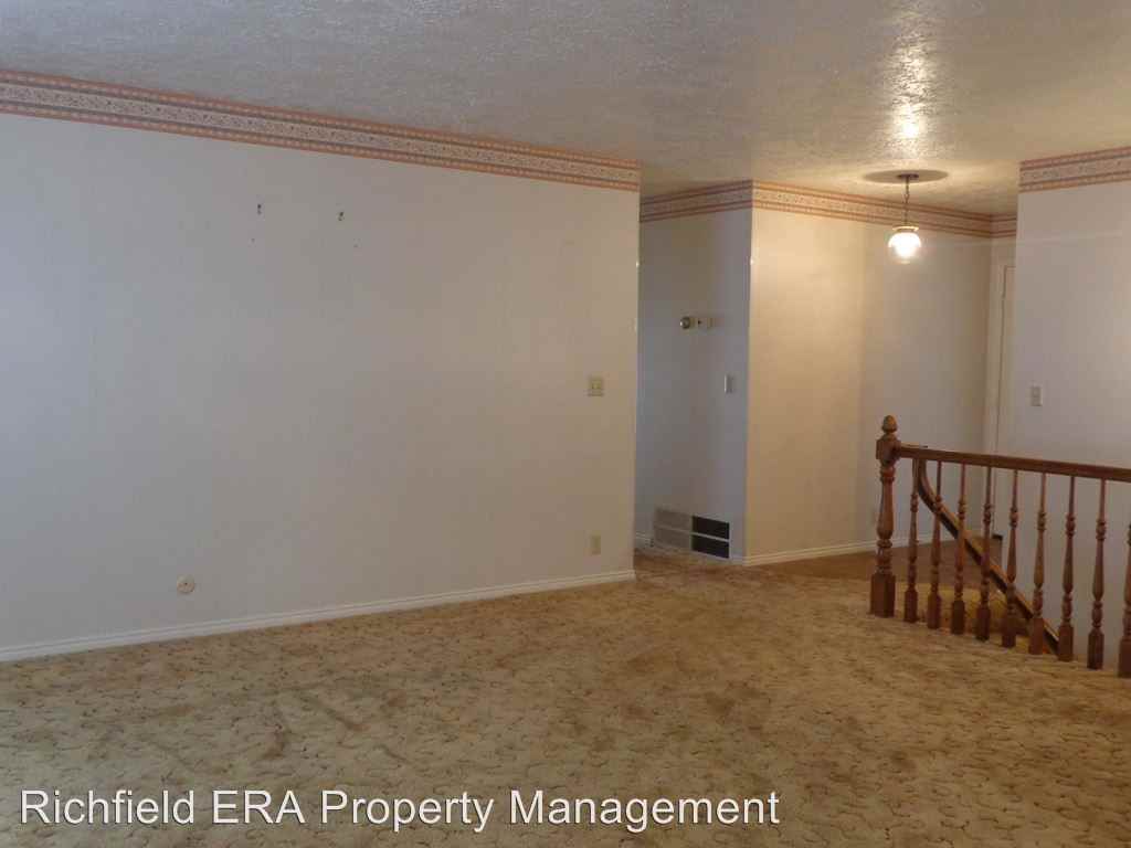 712 Crestview Dr - Photo 3 of 13