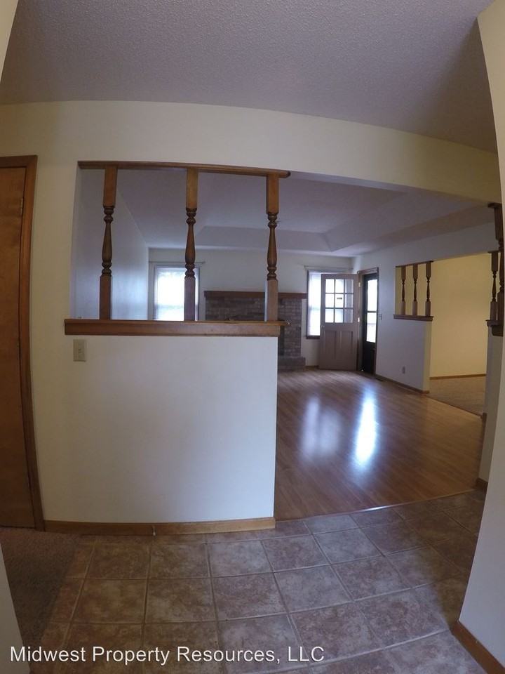1107 Outlook Dr - Photo 2 of 19