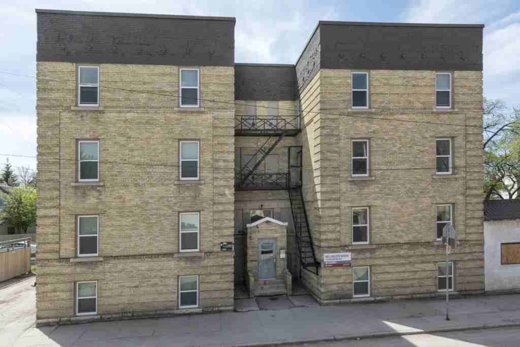 724 Manitoba Ave - Photo 3 of 4