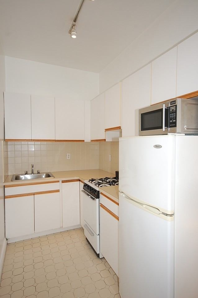 131 East 35th Street 3R - Photo 3 of 3