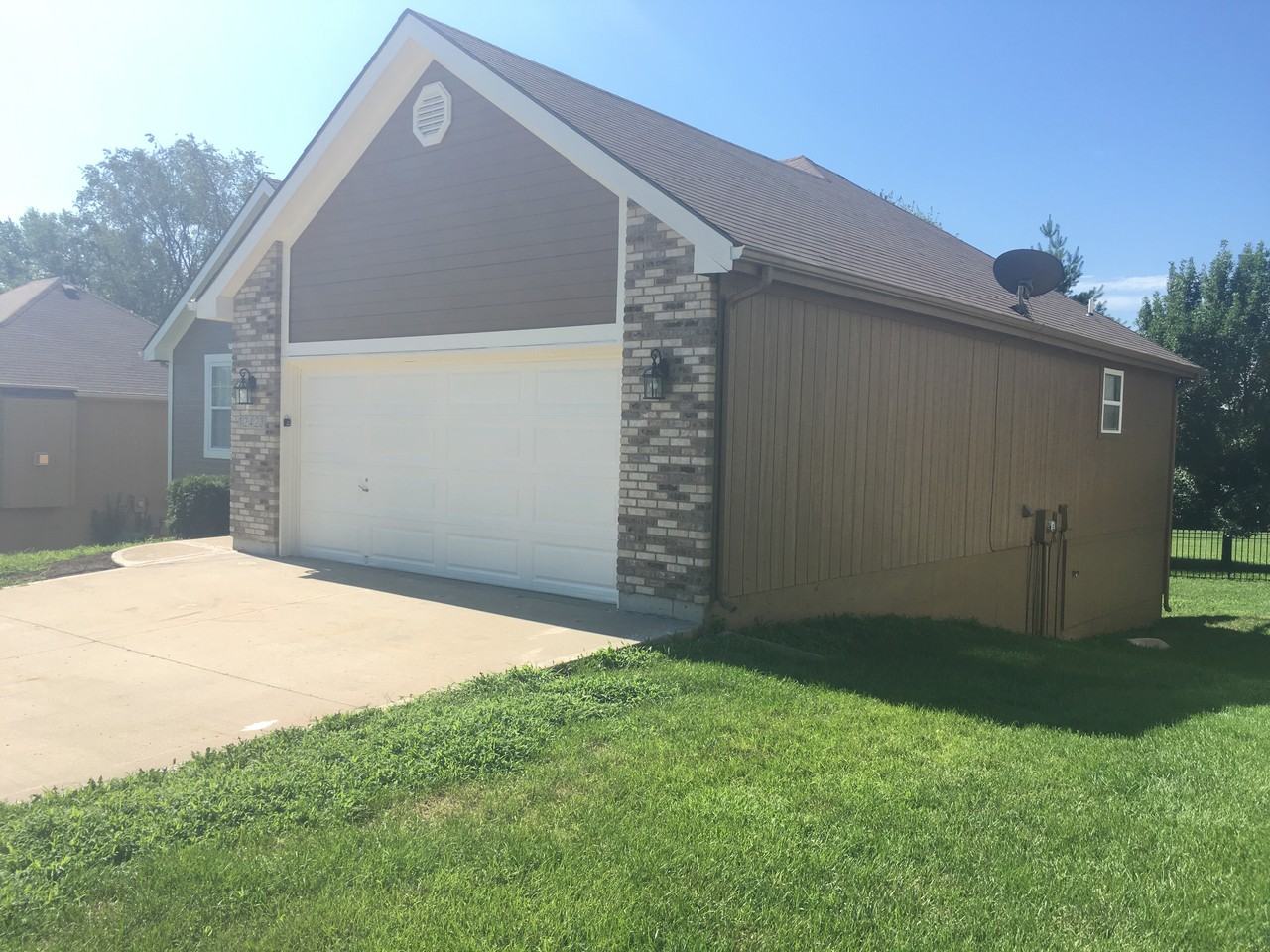 12423 E 56 St - Photo 3 of 25