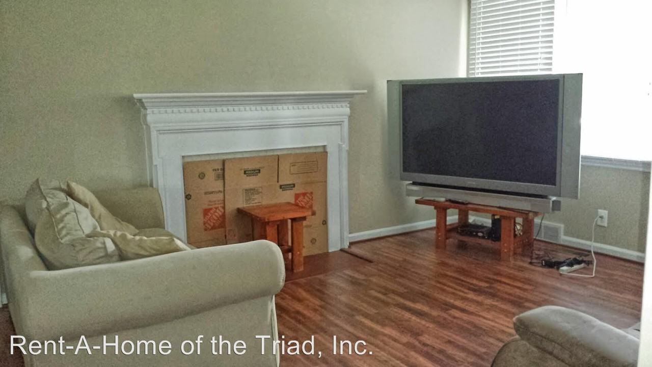 811 King George Dr - Photo 3 of 7