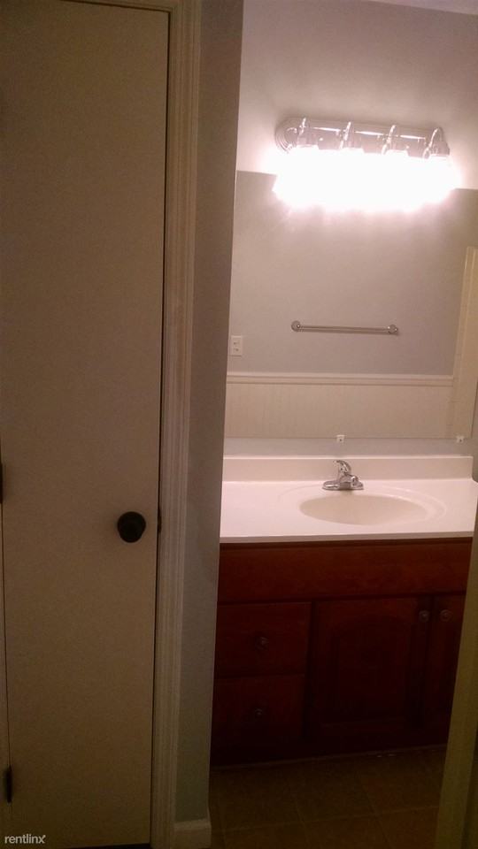 950 Margarite Dr - Photo 3 of 10