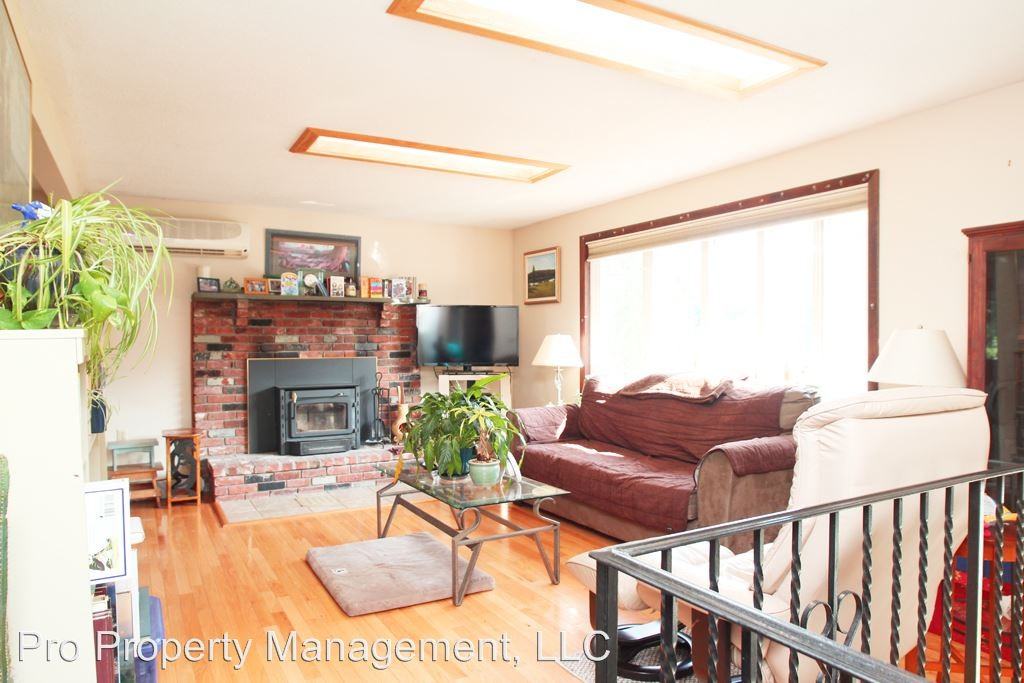 212 Evelyn St - Photo 2 of 18