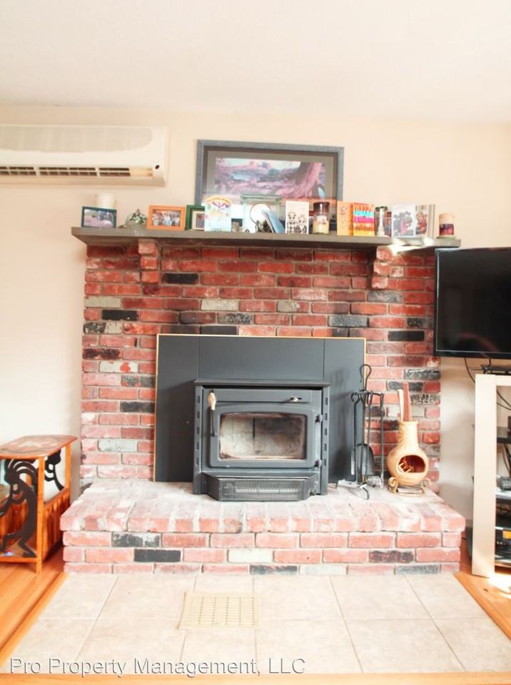 212 Evelyn St - Photo 3 of 18