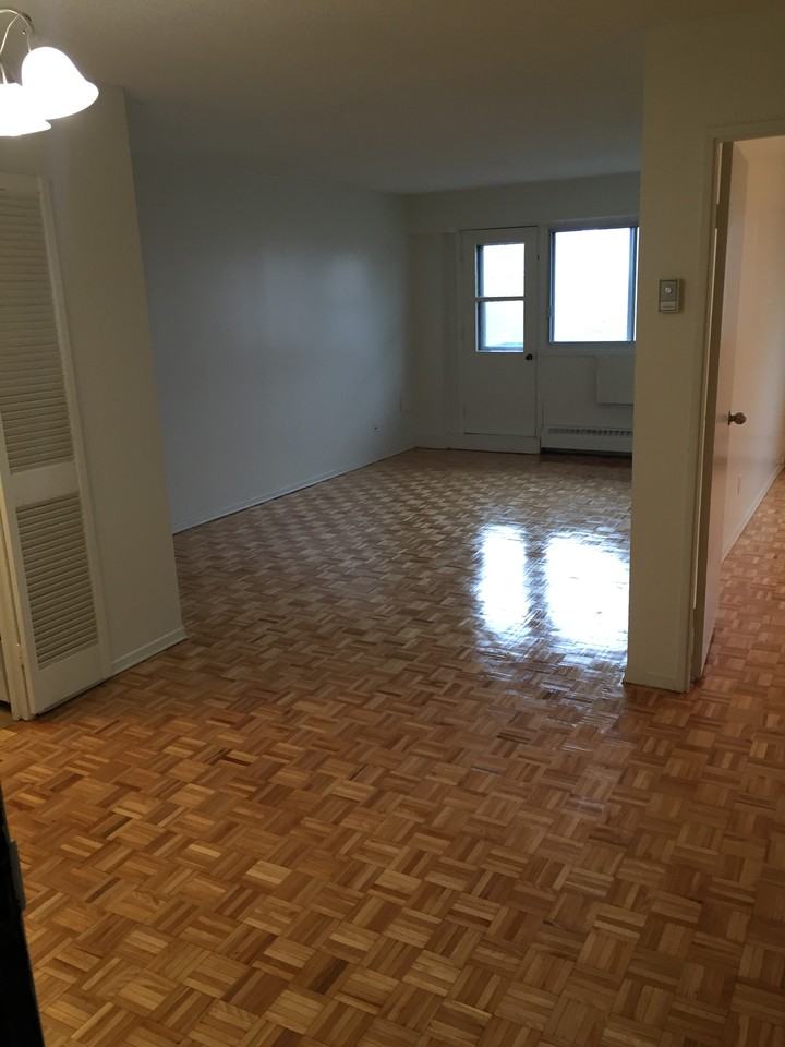 5450 Chemin Queen Mary - Photo 2 of 6