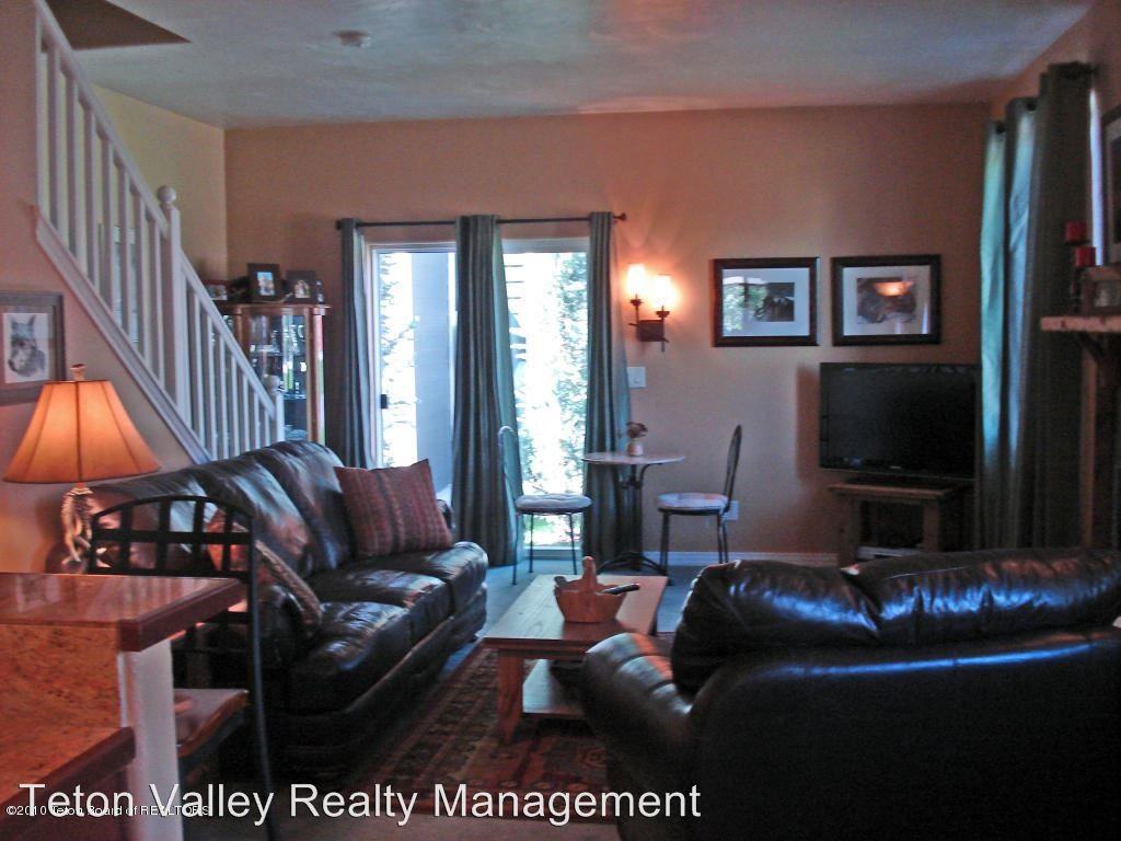455 Forest View Dr - Photo 2 of 6