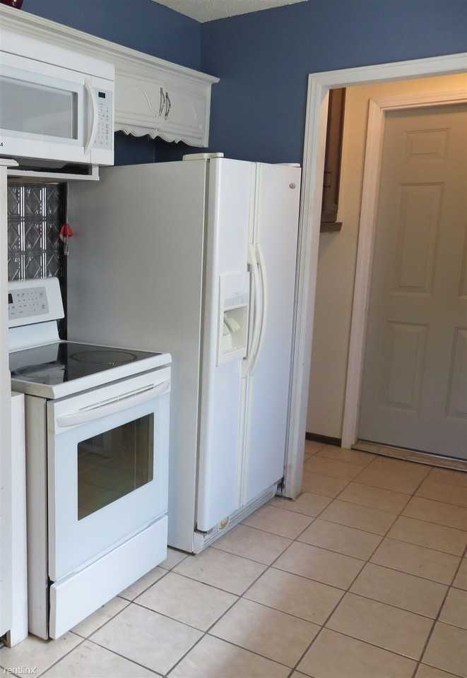 7405 NW 5th St - Photo 2 of 10