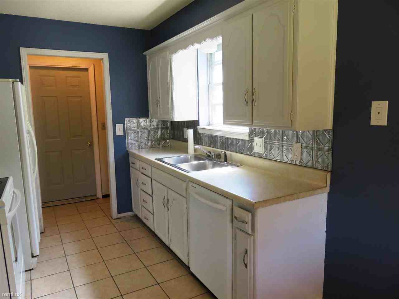 7405 NW 5th St - Photo 3 of 10