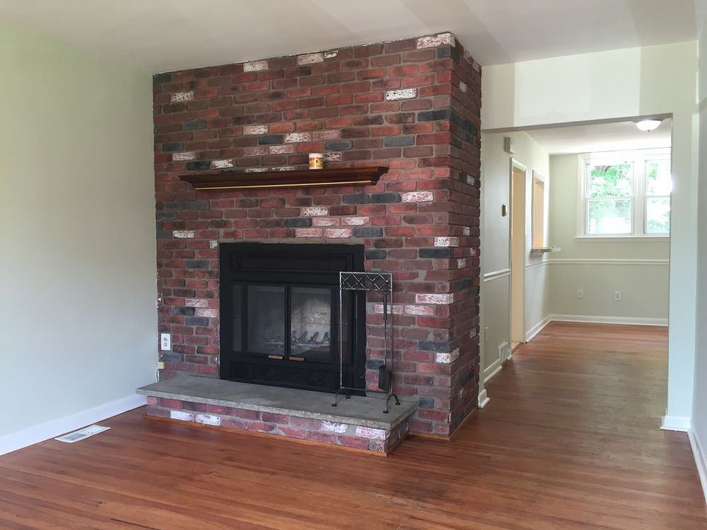 1095 Glen Cir - Photo 2 of 12
