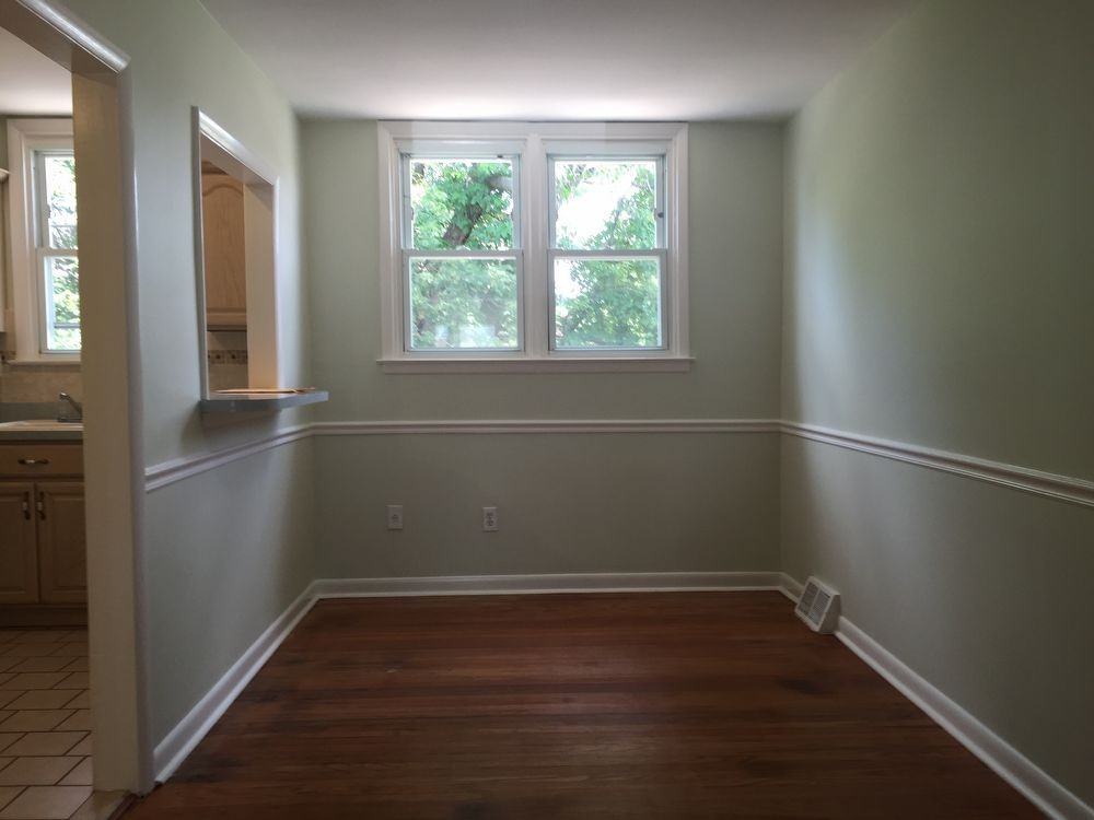 1095 Glen Cir - Photo 3 of 12