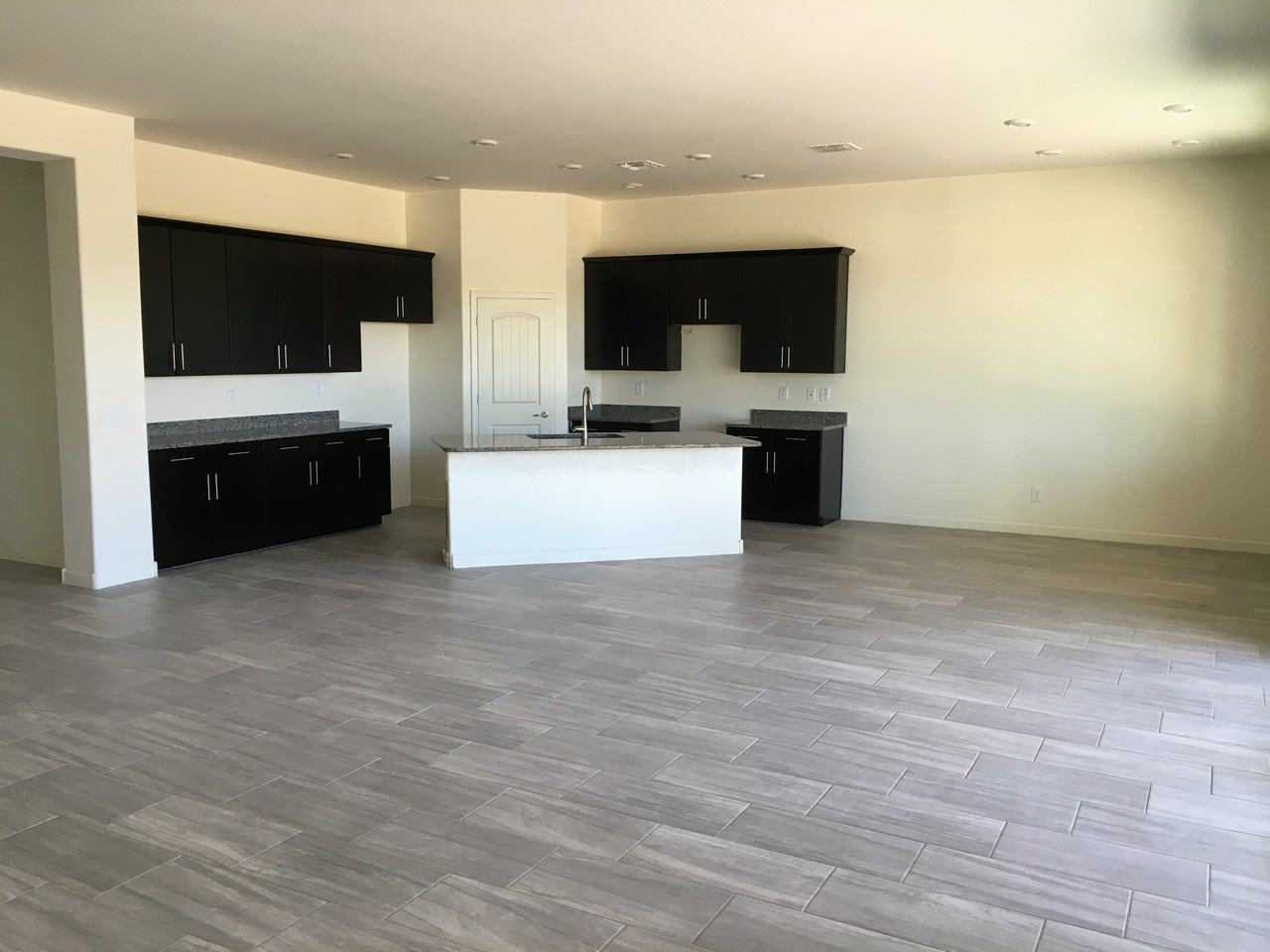 1031 East Tekoa Avenue - Photo 3 of 8