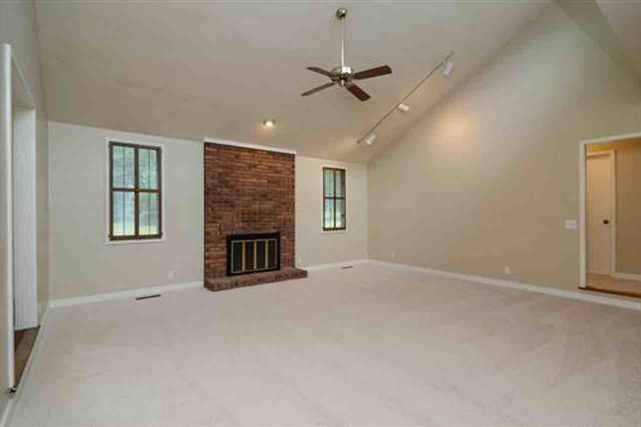 7401 Hallows Dr - Photo 3 of 12