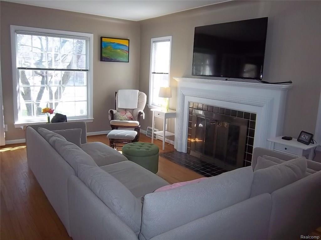 10128 Hart Ave - Photo 2 of 28