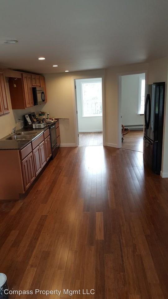 1421 W Kings Hwy - Photo 2 of 11