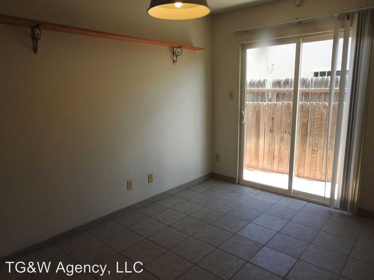 522 Adrian St SW - Photo 3 of 10