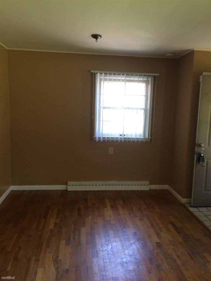 1563 Forest Hills Dr - Photo 2 of 6
