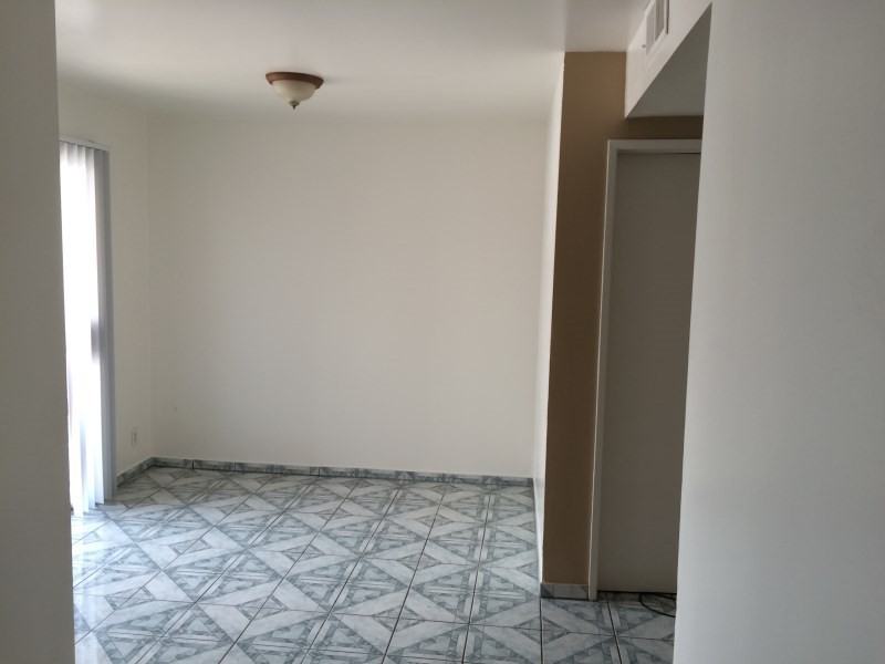 1477 W 20th St - Photo 3 of 14
