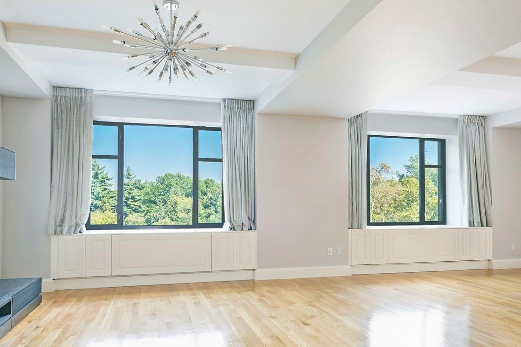 Central Park 3 Bed 2 Bath Apartment ###2G - Photo 2 of 10