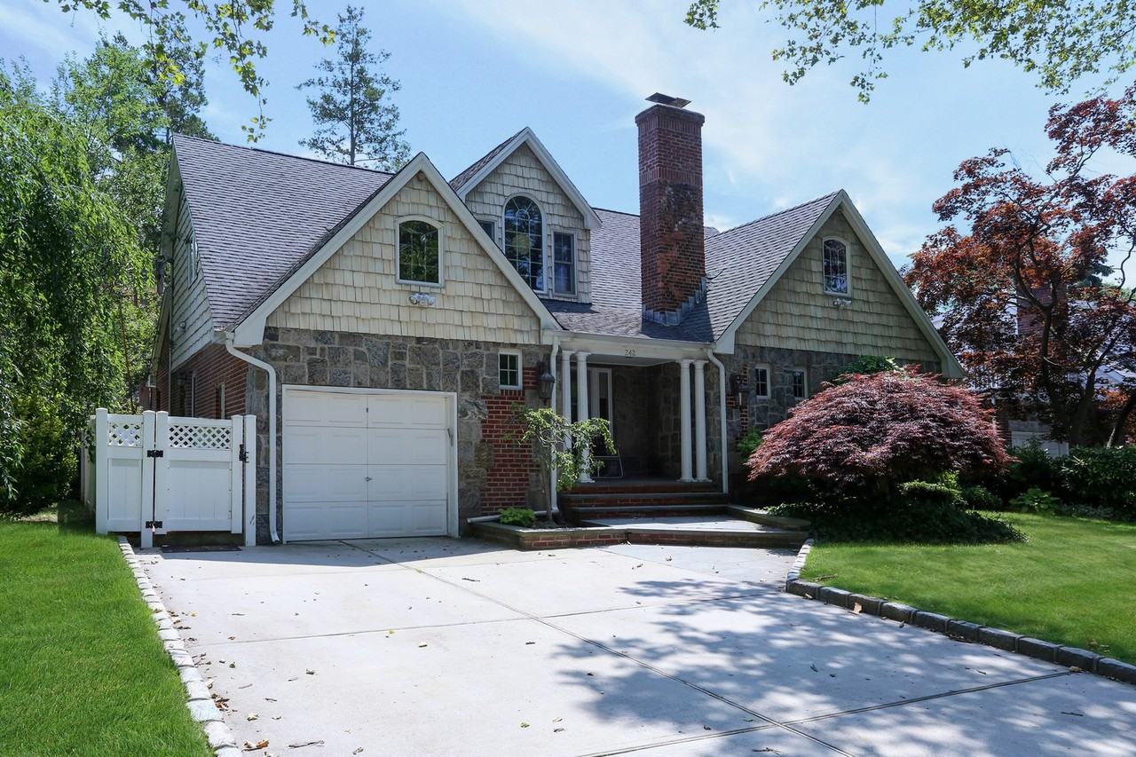 242 Dover Pkwy - Photo 2 of 20